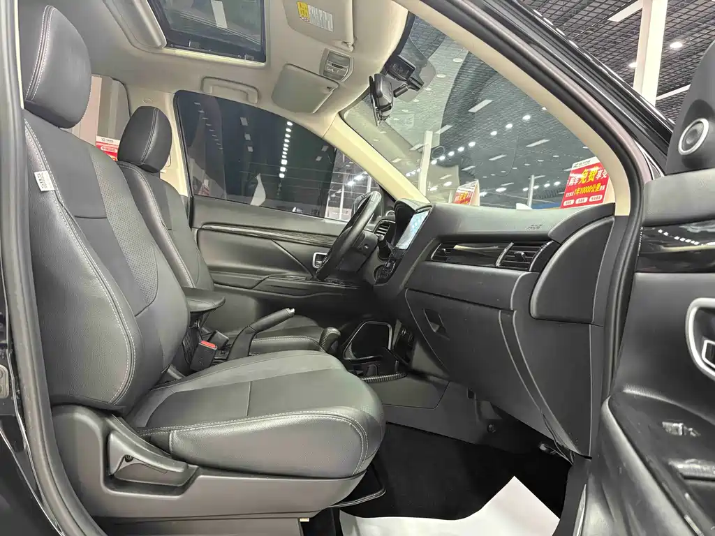Mitsubishi Outlander 2017 — фото 18