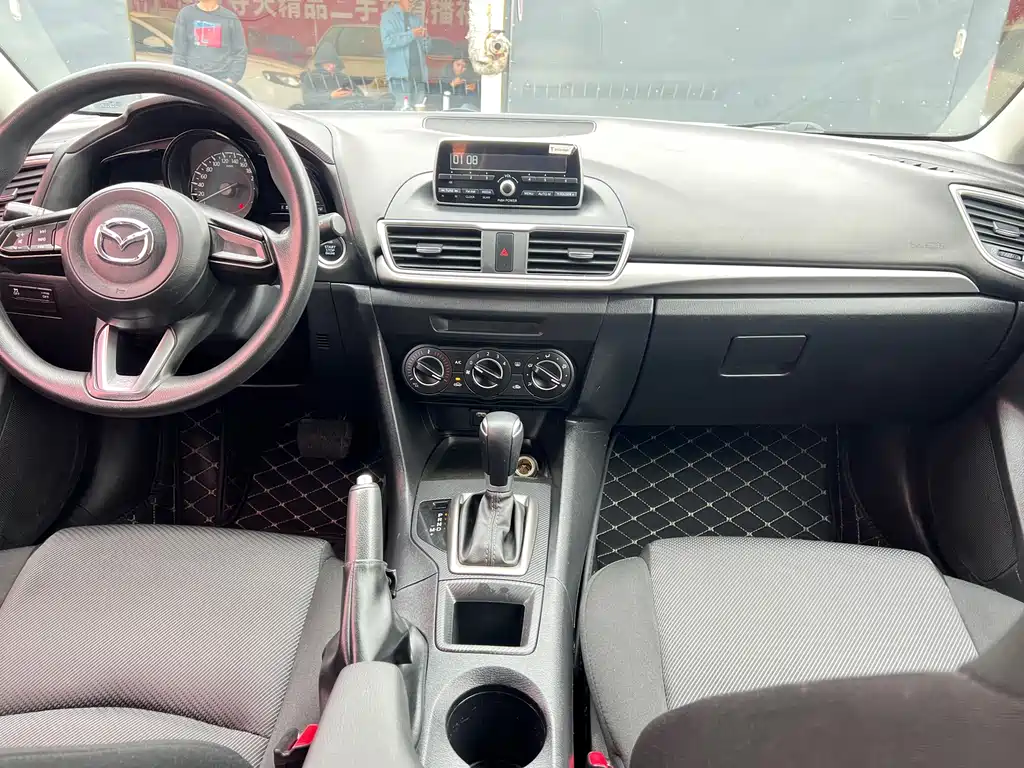 Mazda 3 Axela 2018 — фото 13