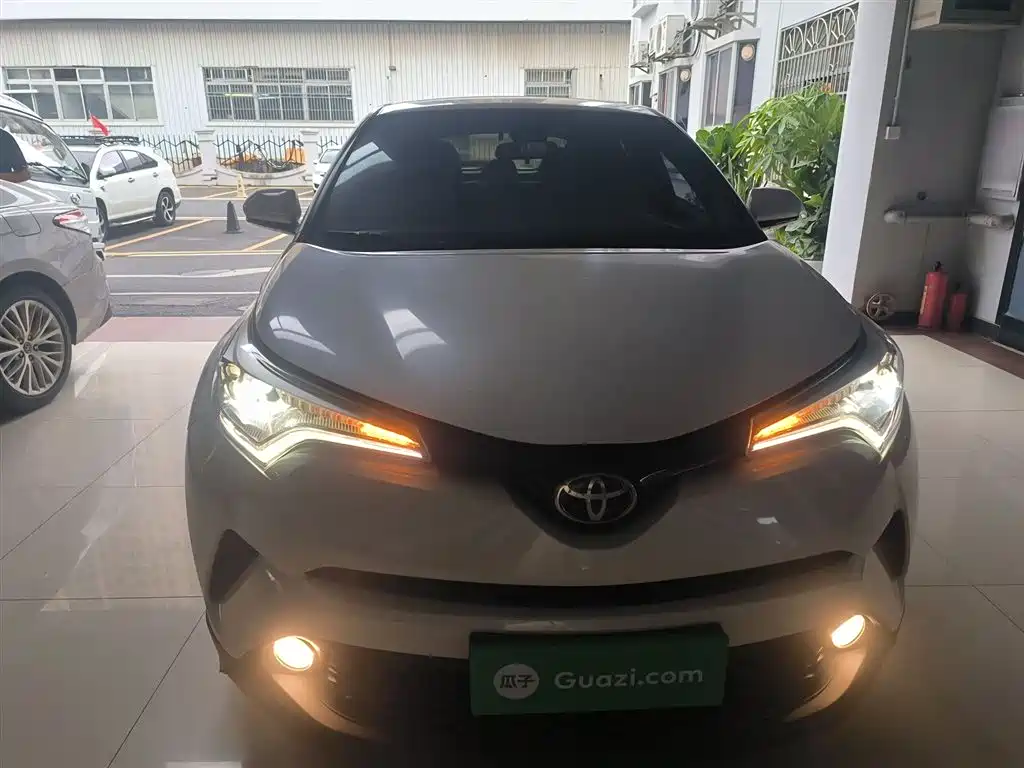 Toyota C-HR 2019 — фото 3