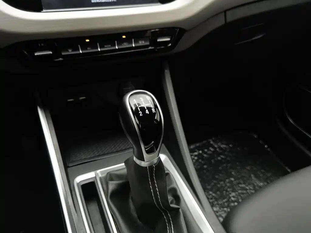 Geely Vision X3 2019 — фото 13