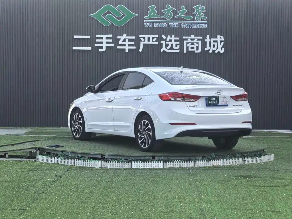 Hyundai Elantra 2020 — фото 17