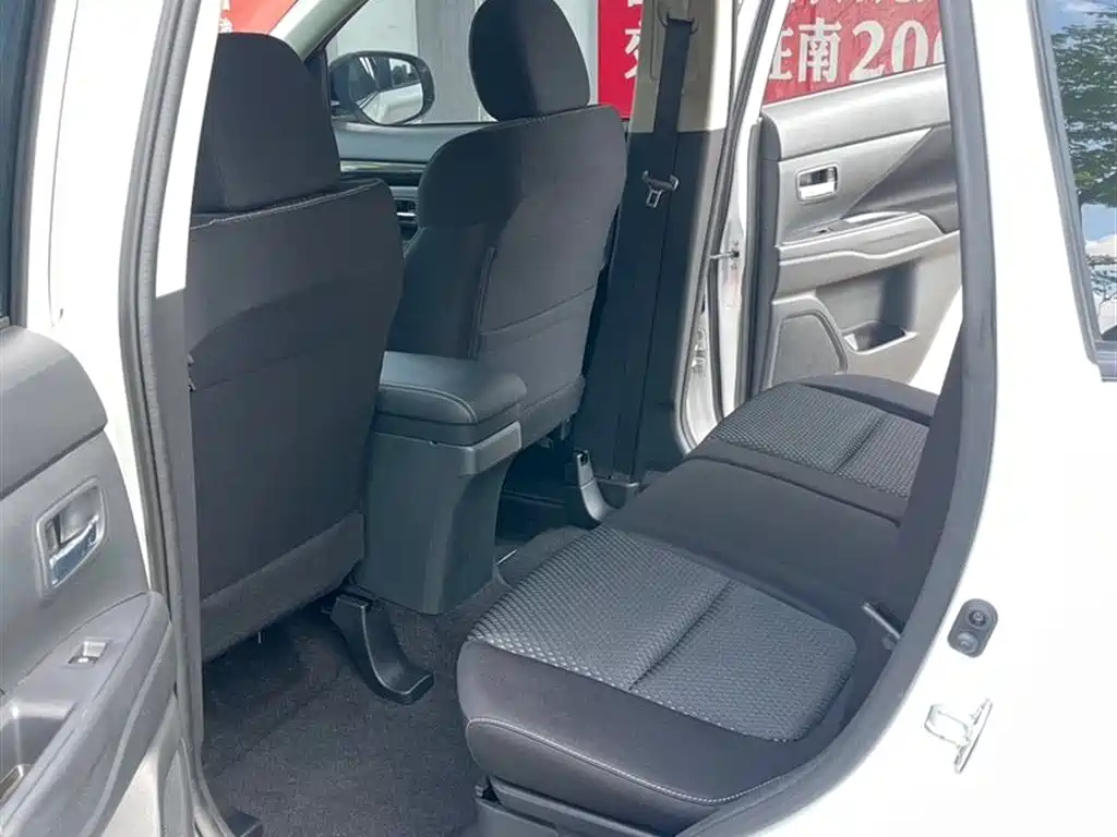 Mitsubishi Outlander 2023 — фото 7
