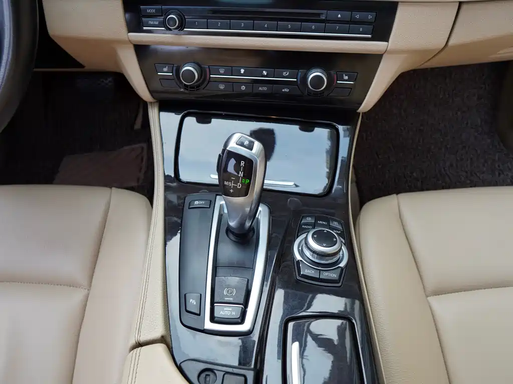 BMW 5 Series 2011 — фото 10
