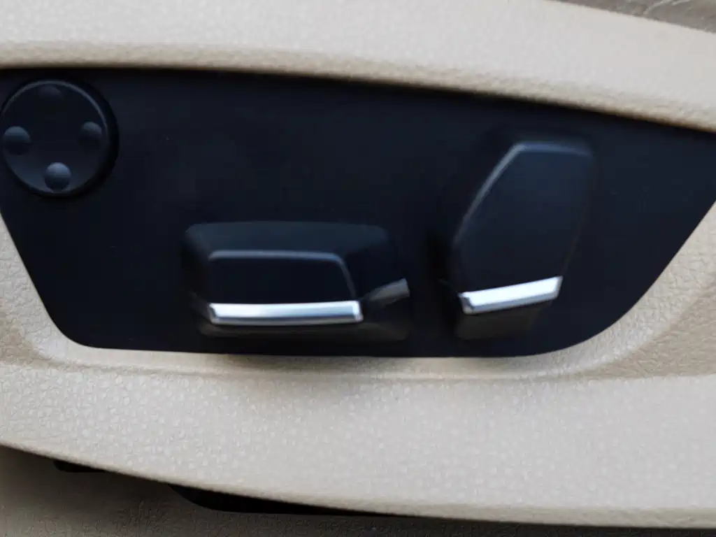 BMW 5 Series 2011 — фото 23
