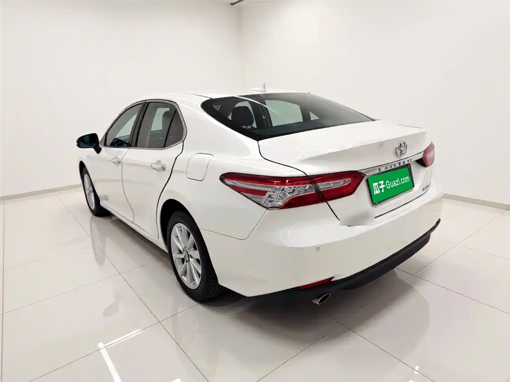 Toyota Camry 2023 — фото 5