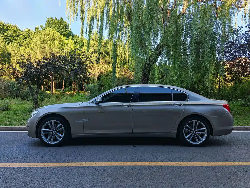 BMW 7 Series 2012 — фото 16
