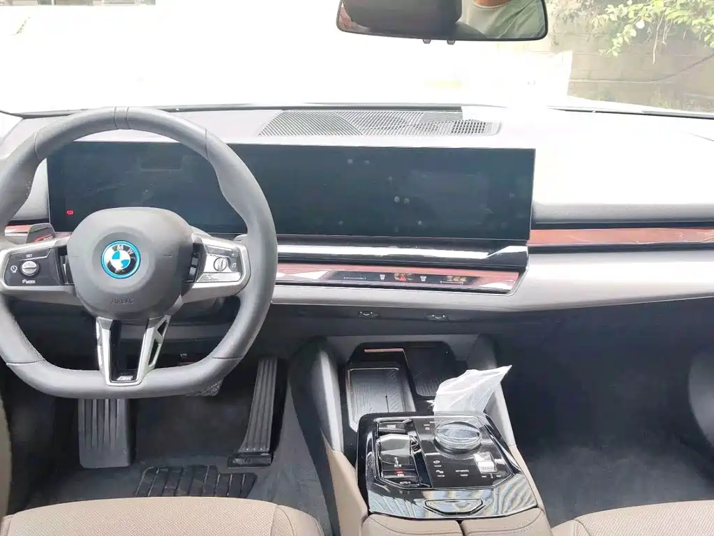 BMW i5 2025 — фото 11