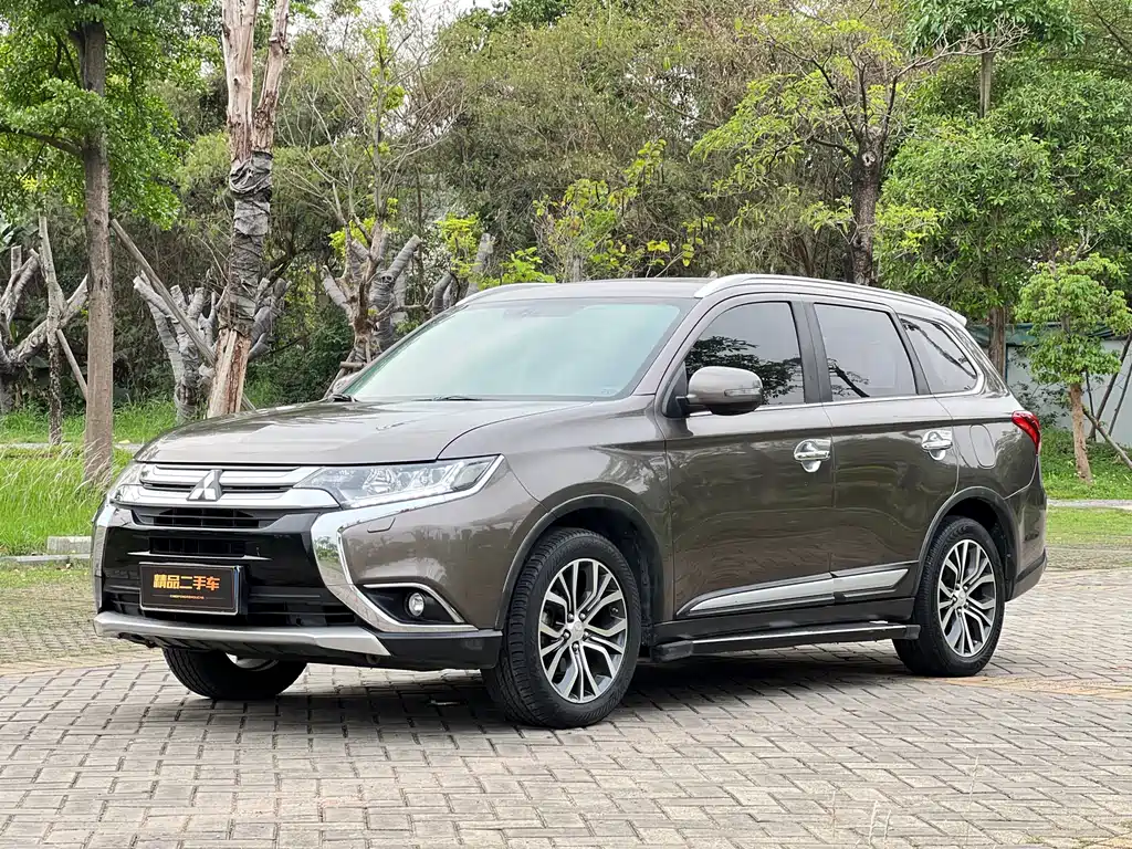 Mitsubishi Outlander 2017 — фото 1