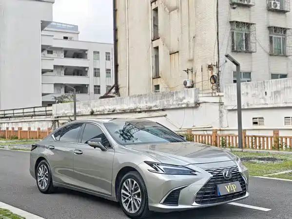 Lexus ES 2025