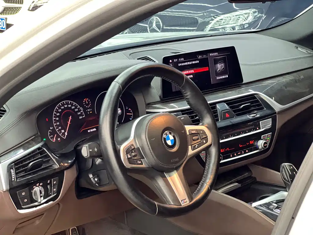 BMW 5 Series 2019 — фото 12