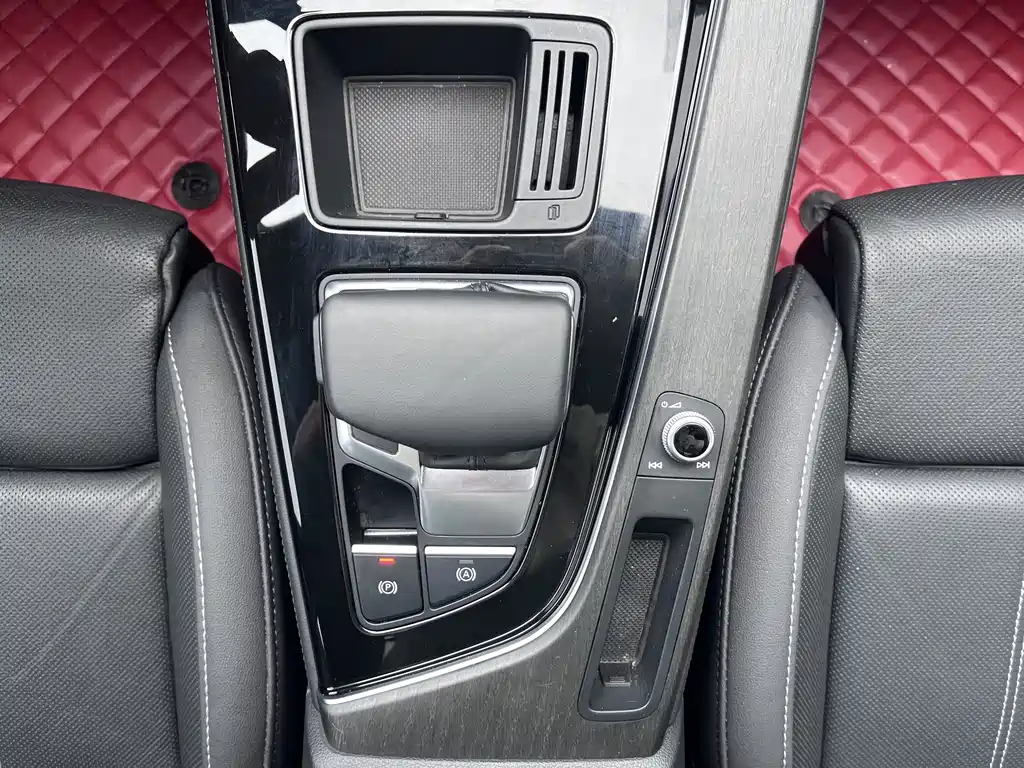 Audi A4L 2023 — фото 11