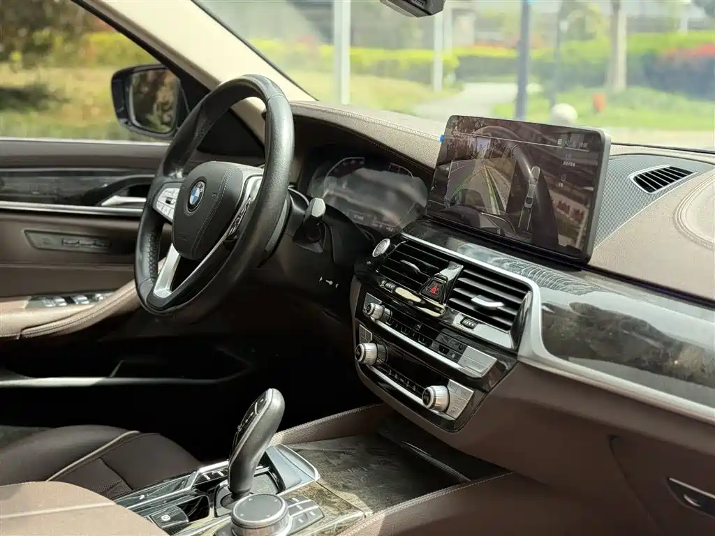 BMW 5 Series 2021 — фото 16