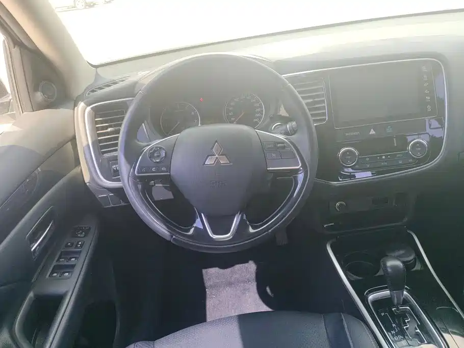 Mitsubishi Outlander 2018 — фото 15