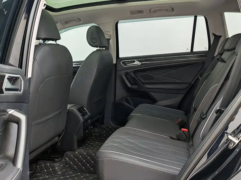Volkswagen Tiguan L 2023 — фото 8