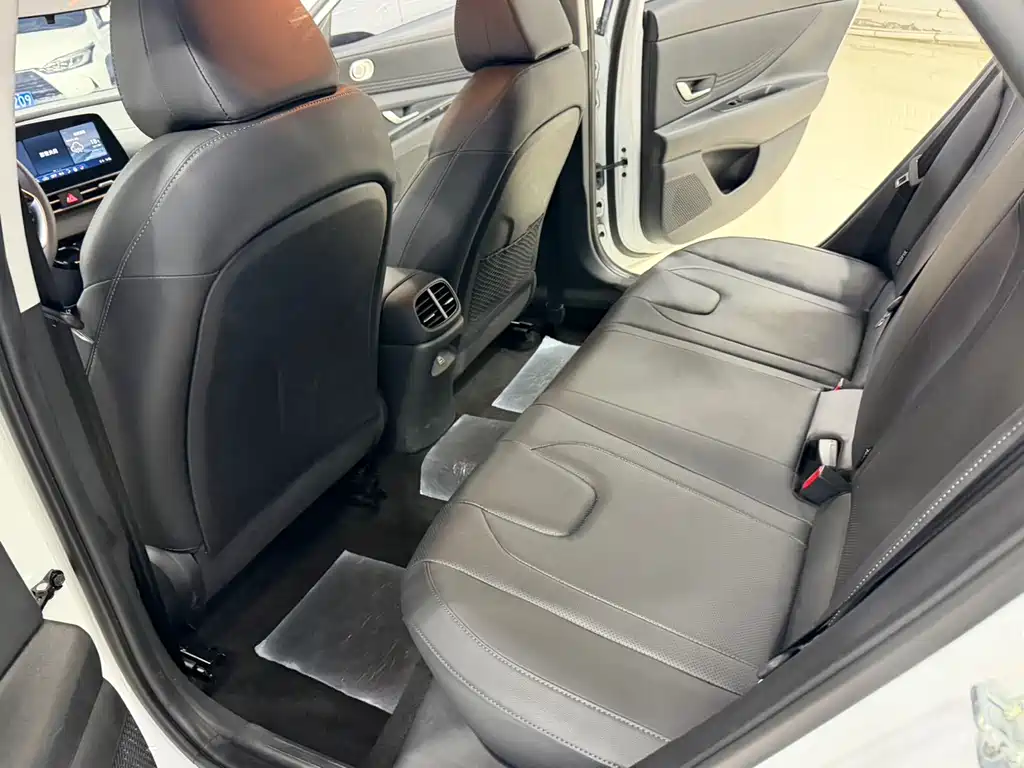 Hyundai Elantra 2023 — фото 16