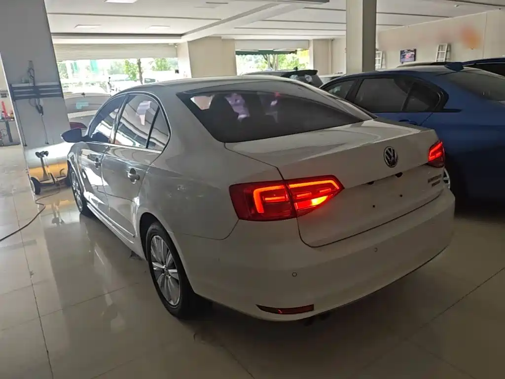 Volkswagen Sagitar 2016
