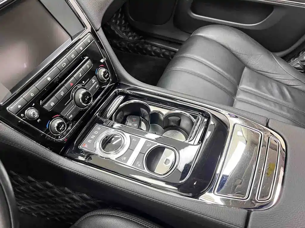 Jaguar XJ 2016 — фото 20