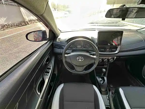 Toyota Yaris L 2022