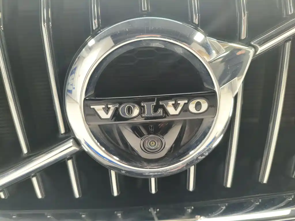 Volvo XC60 2018 — фото 12