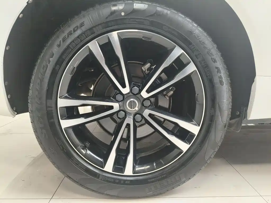 Volvo XC60 2018 — фото 14