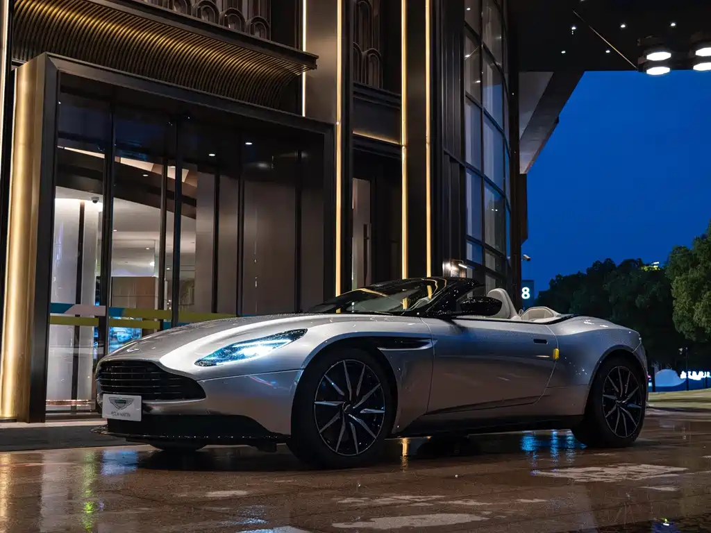 Aston Martin DB11 2023 — фото 2