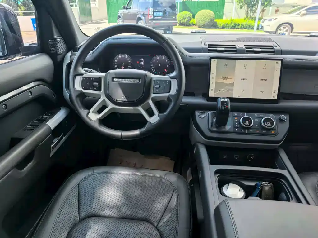 Land Rover Defender 2023 — фото 12
