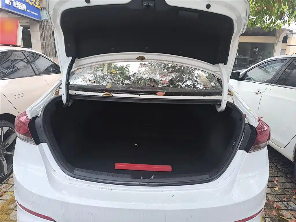Hyundai Elantra 2018 — фото 14