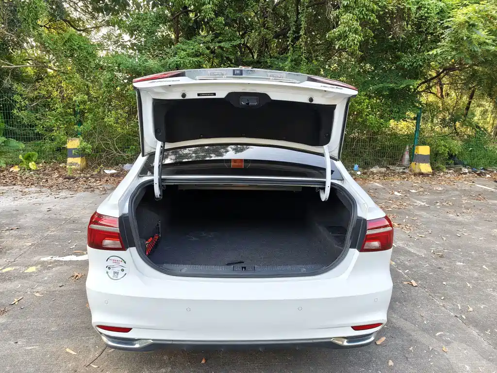 Roewe i6 New Energy 2018 — фото 8
