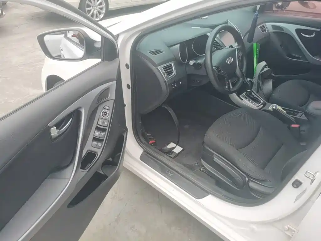 Hyundai Elantra 2016 — фото 16