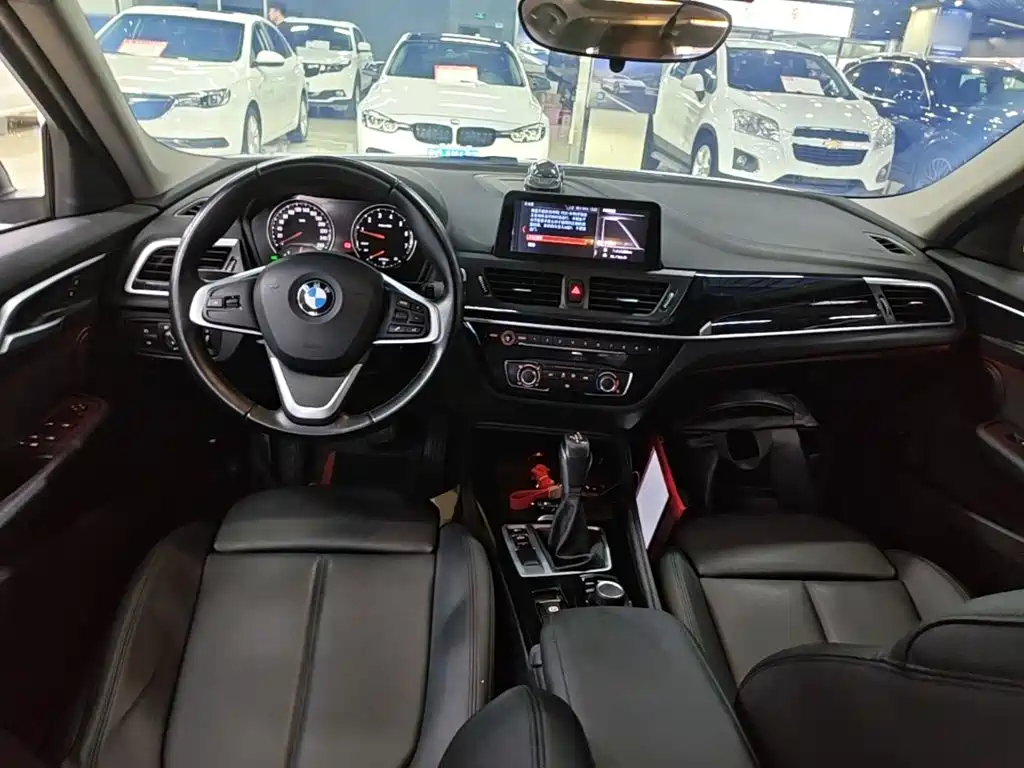 BMW 1 Series 2018 — фото 10