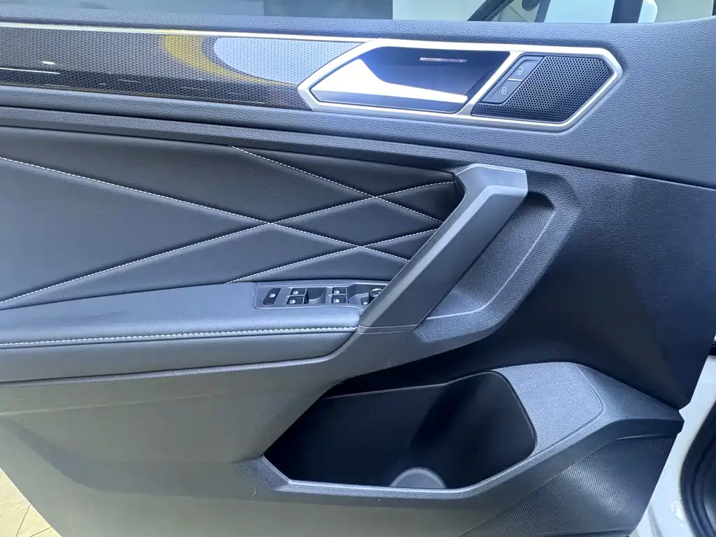 Volkswagen Tiguan L 2023 — фото 17