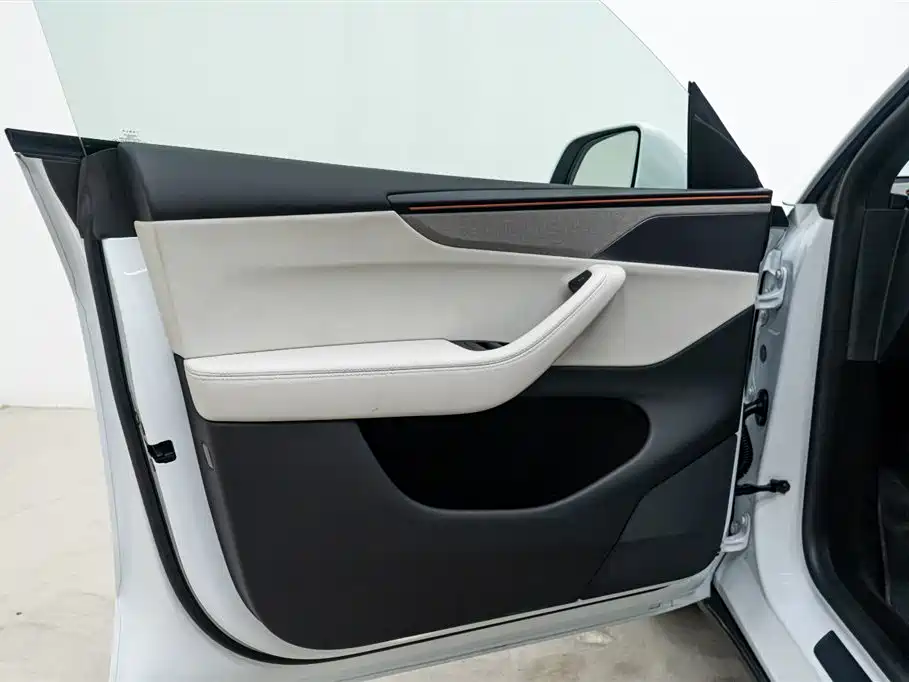 Tesla Model Y L 2025 — фото 13