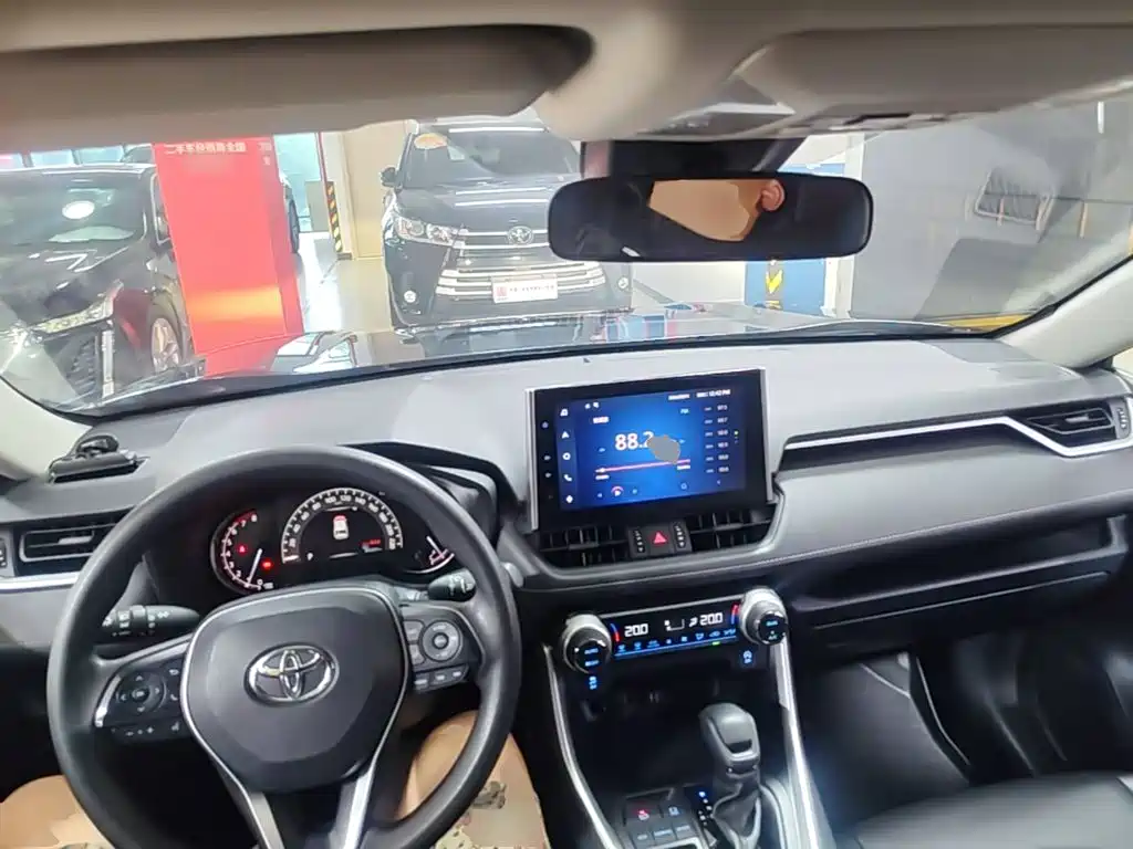 Toyota RAV4 2023 — фото 10