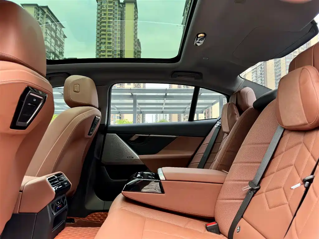 BMW 5 Series 2025 — фото 15