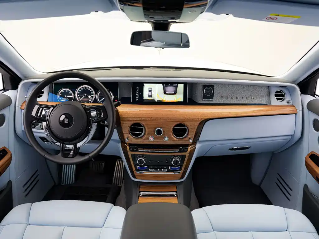 Rolls-Royce Phantom 2020 — фото 15