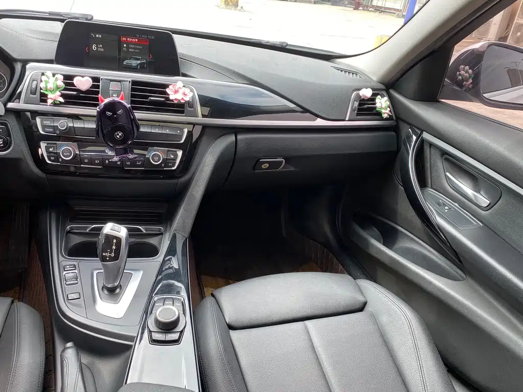 BMW 3 Series 2018 — фото 12