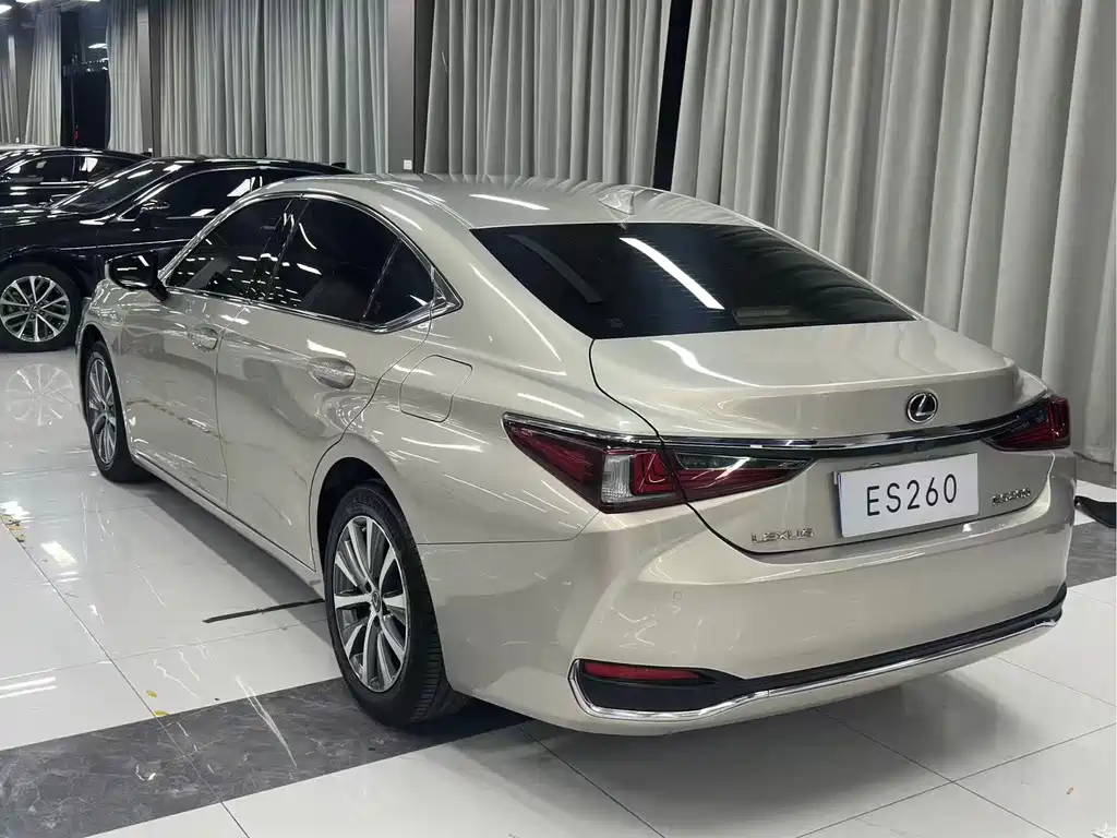 Lexus ES 2020 — фото 9