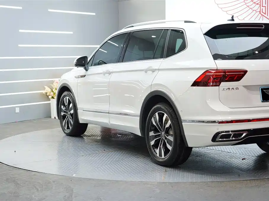 Volkswagen Tiguan L 2023 — фото 5