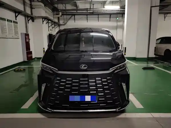 Lexus LM 2025