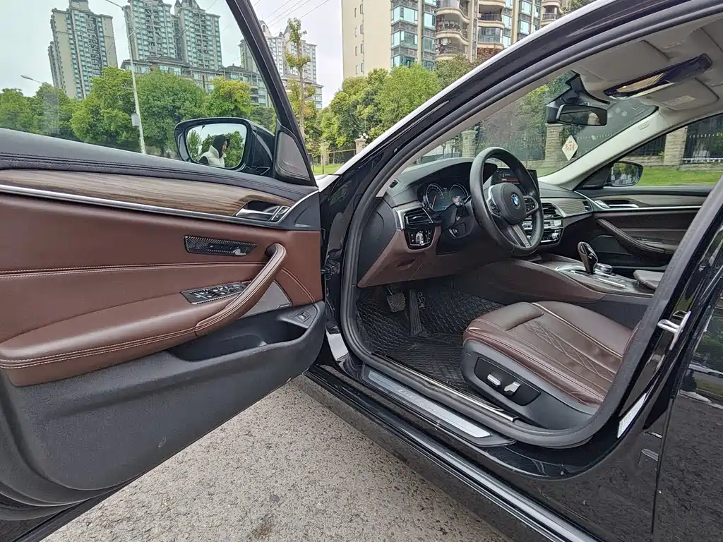 BMW 5 Series 2018 — фото 12