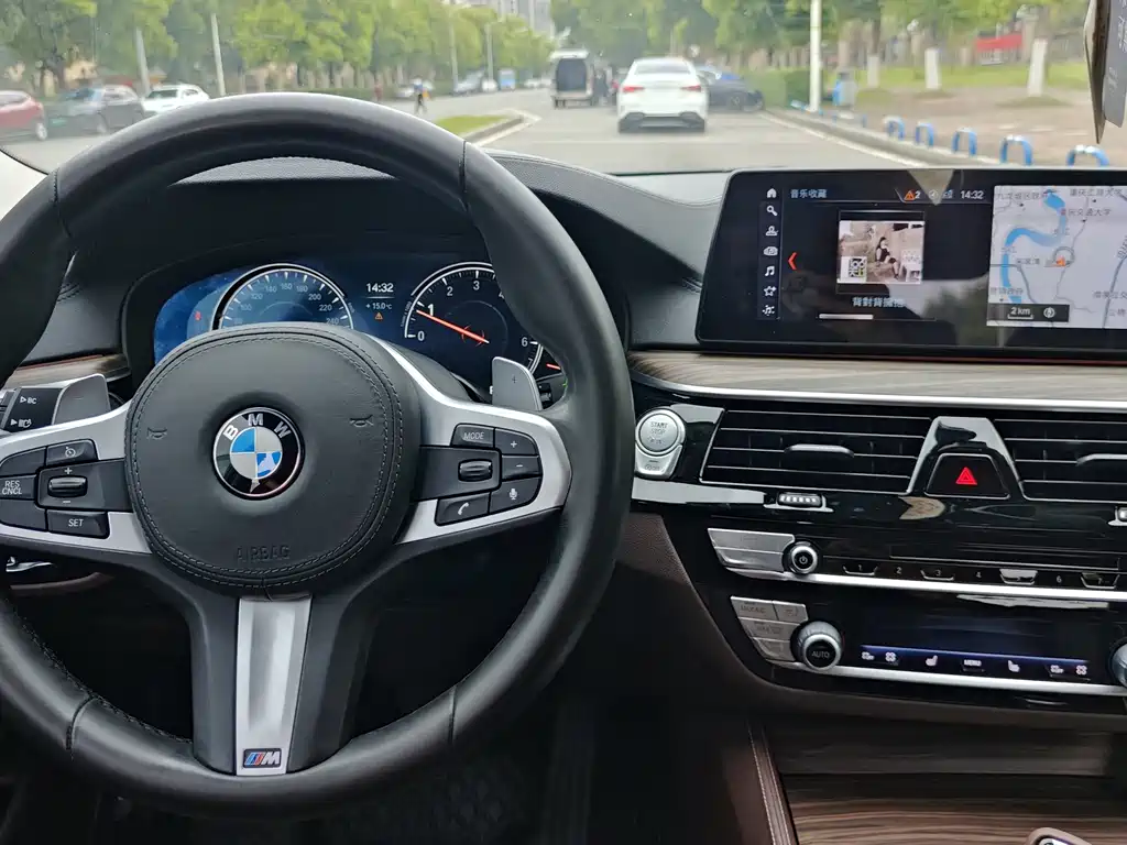 BMW 5 Series 2018 — фото 15
