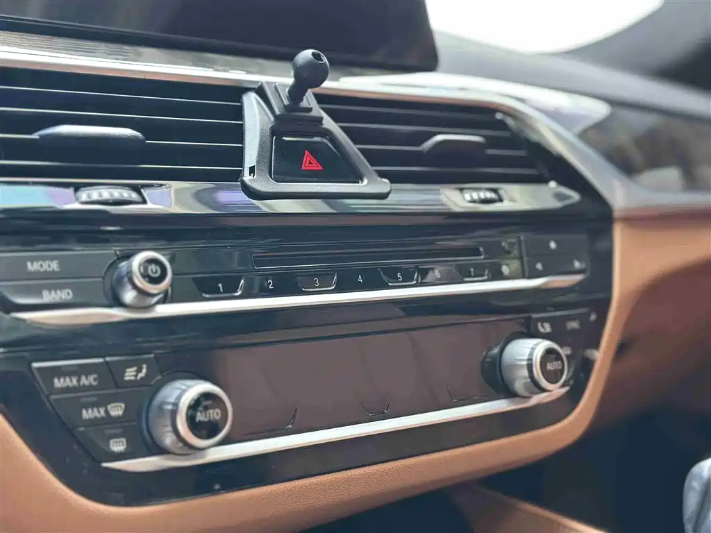 BMW 5 Series 2018 — фото 14