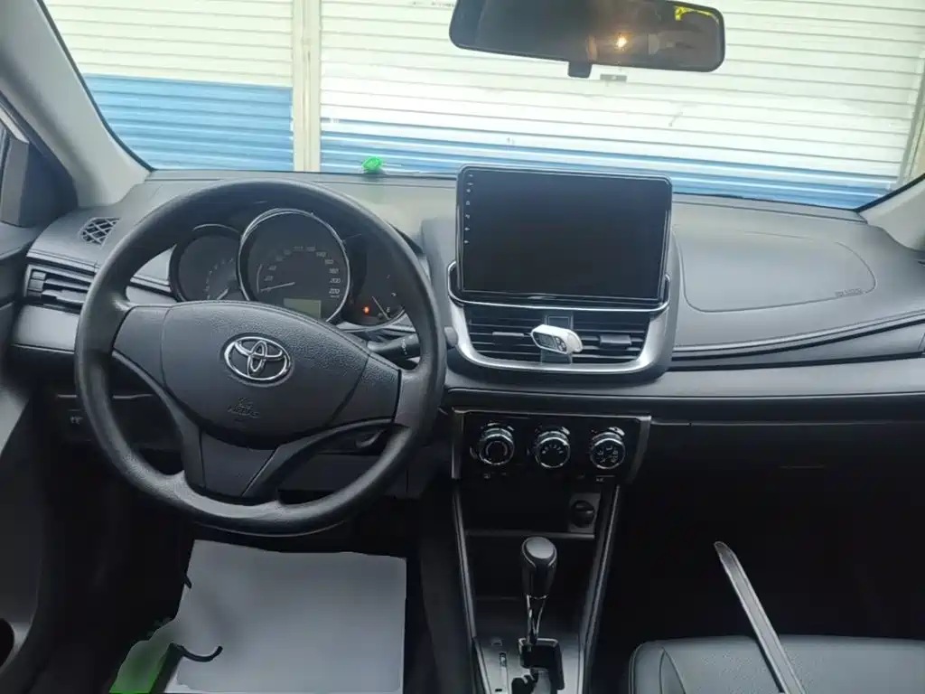 Toyota Yaris L 2021 — фото 10