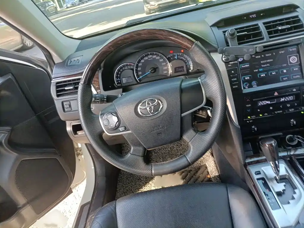 Toyota Camry 2015 — фото 3