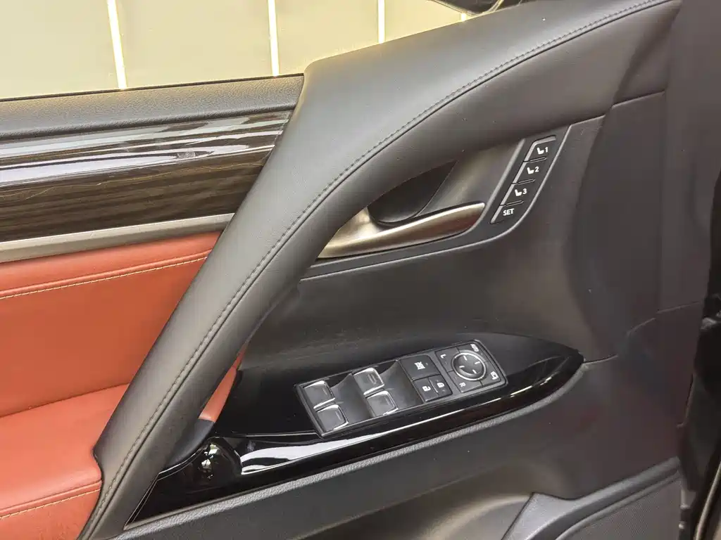 Lexus LX 2018 — фото 12