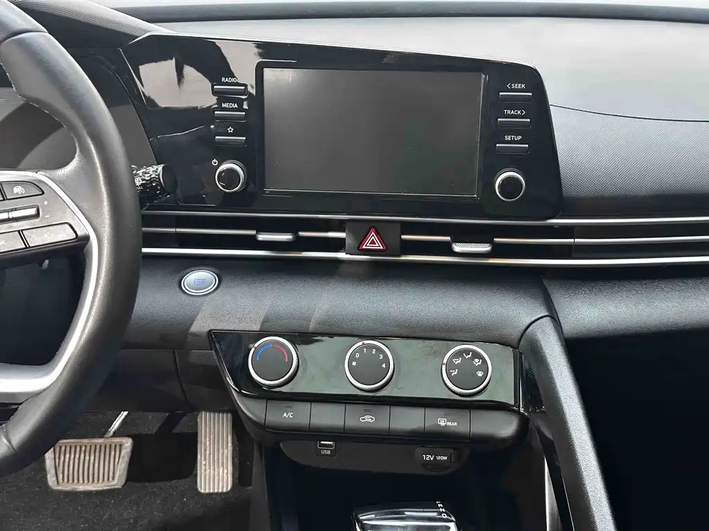 Hyundai Elantra 2023 — фото 18