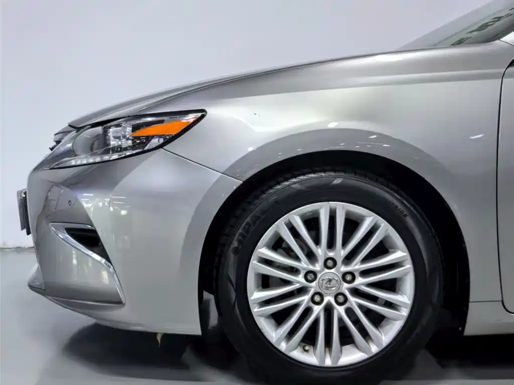 Lexus ES 2018 — фото 12