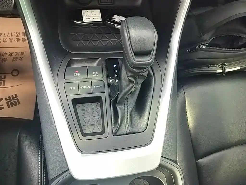 Toyota RAV4 2022 — фото 14