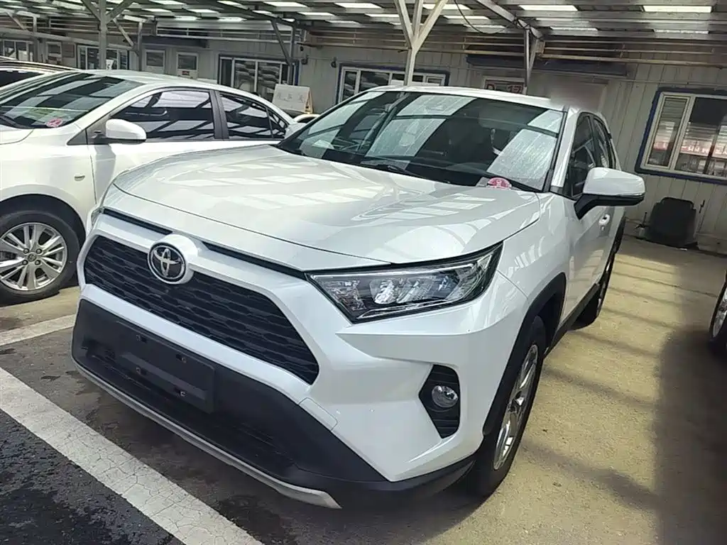 Toyota RAV4 2022 — фото 1