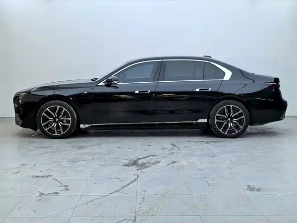 BMW i7 2025